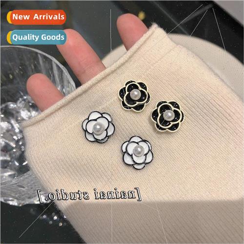 Mini camellia earrings black whe color clashing flower earri