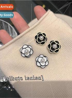 Mini camellia earrings black whe color clashing flower earri