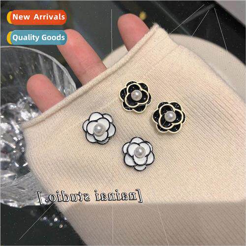 Mini camellia earrings black whe color clashing flower earri