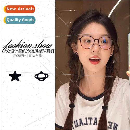 Planet earrings female 2023 new tide black asymmetric earrin