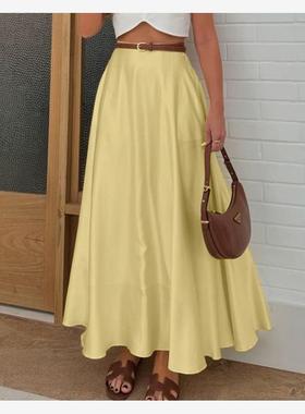 缎面垂感黄色半身长裙夏季A woman in a satin half-length dress