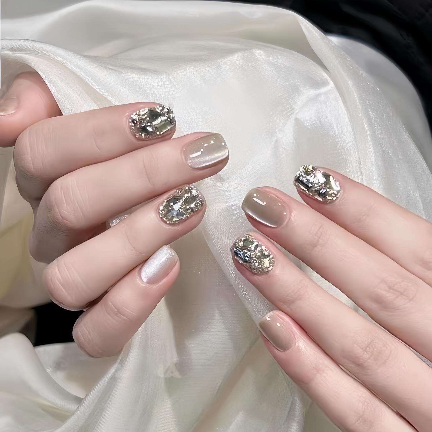 网红白月光猫眼纯手工穿戴甲2025年新款短款显手白美甲贴片成品