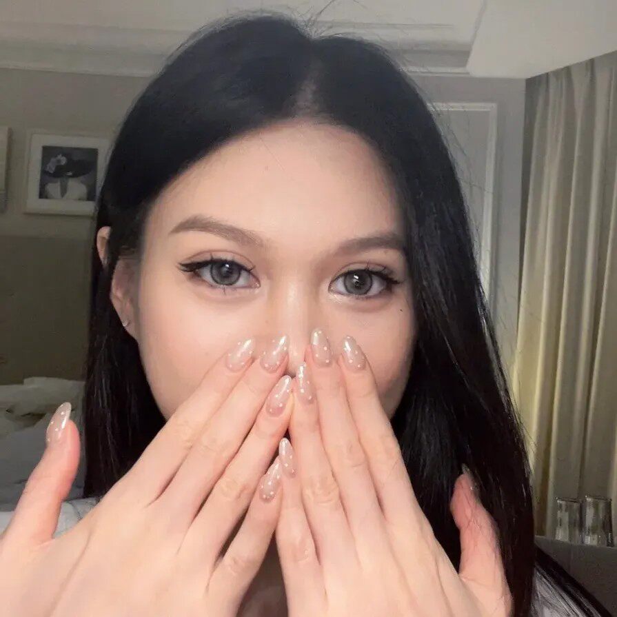 高级感气质美甲海莉风极光美甲灯泡美甲波点穿戴甲纯手工辣妹美甲