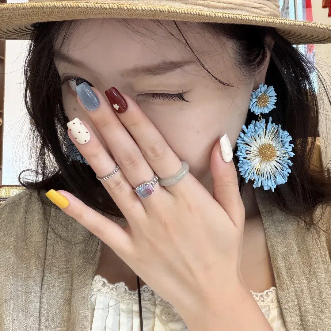 2026新款春夏季美甲酒红姜黄撞色小花纯手工光疗甲穿戴甲式成品