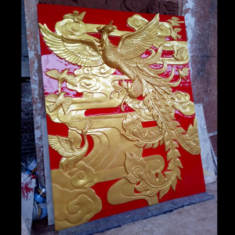 玻璃钢金凤凰展翅飞翔姿态生动而优雅带云朵增添了艺术感浮雕定制