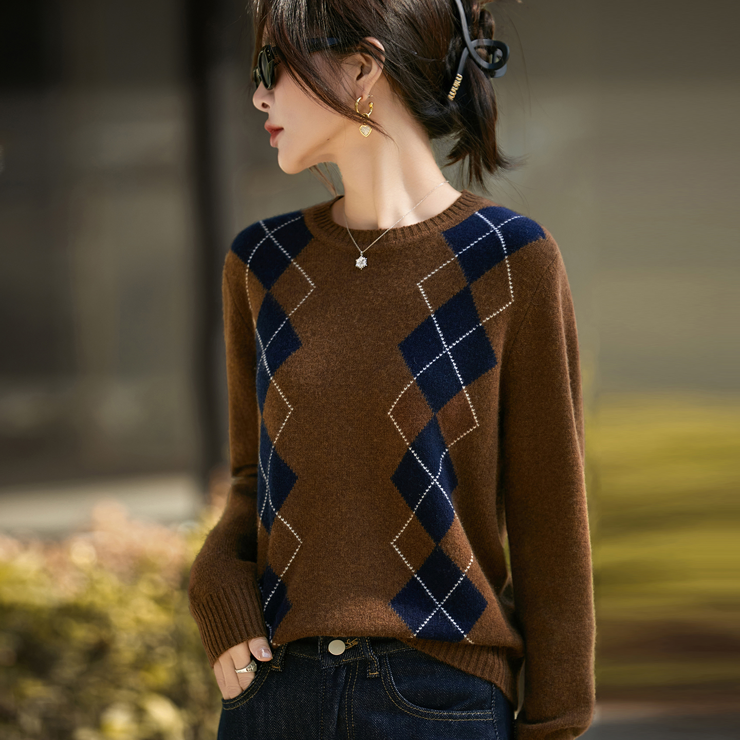 秋冬新款100纯羊毛超细圆领时尚菱格撞色针织上衣女