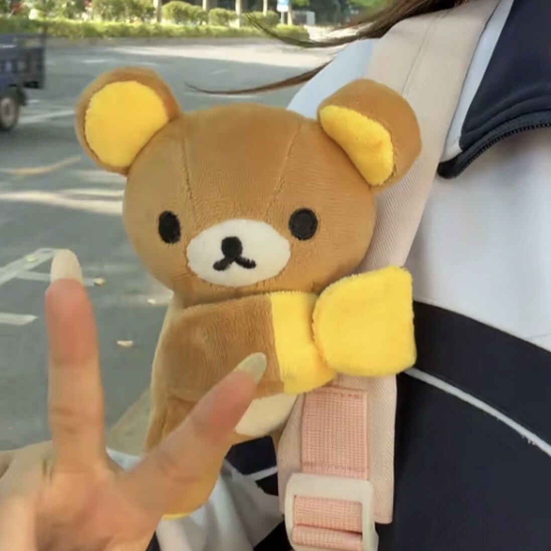 轻松熊毛绒磁吸书包肩带玩偶啪啪圈挂件手熊哥生日礼物送女生情侣图片