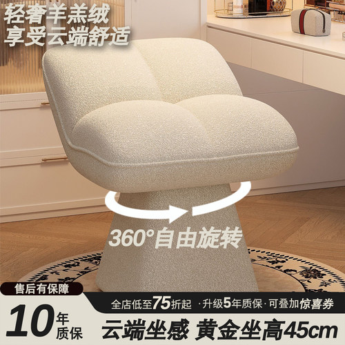 女生卧室衣帽间可旋转梳妆台