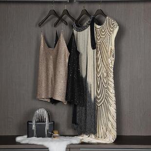 样板间女衣服衣帽间极简轻奢衣帽间女主人亮片连衣裙礼服衣柜摆件