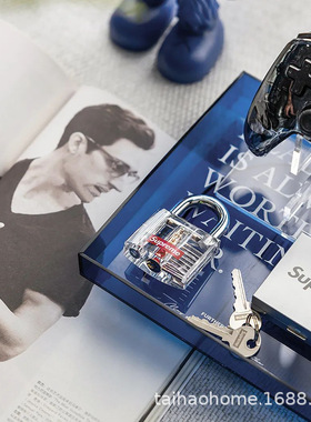 现代衣帽样板间男孩儿童房Kaws潮牌手办主题艺术风格软装搭配套装