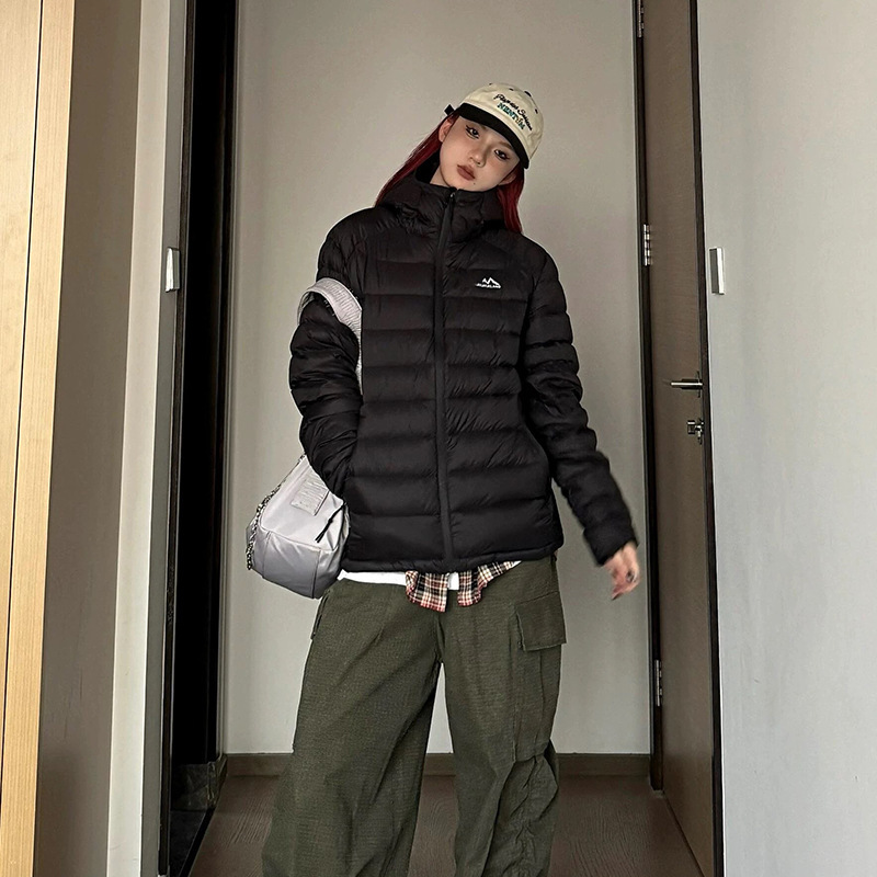 羽绒服女短款轻薄2025年冬季新款加厚休闲运动连帽白鸭绒排骨外套