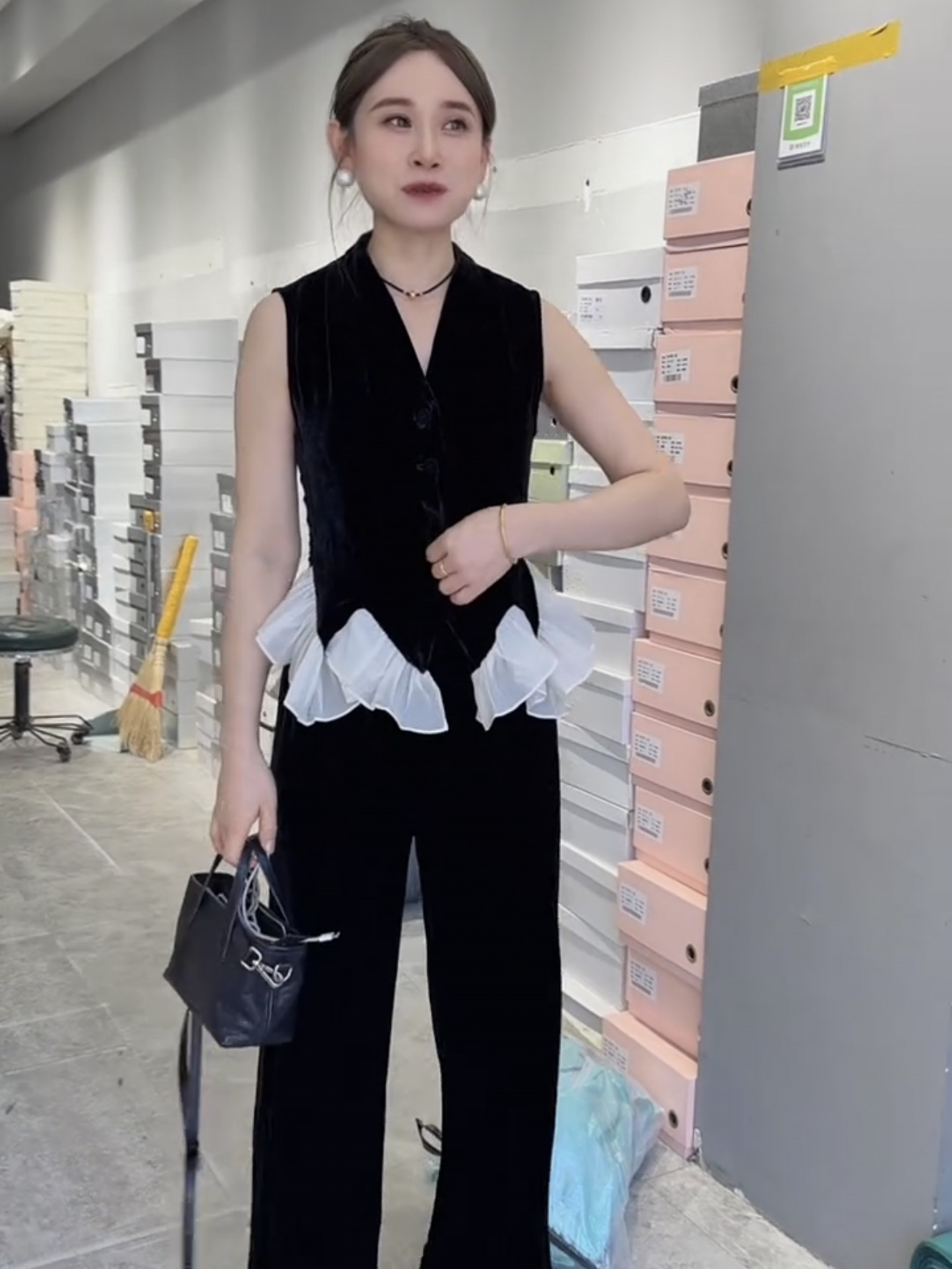 2026夏季法式V领丝绒拼接撞色荷叶边无袖背心女宽松显瘦气质上衣