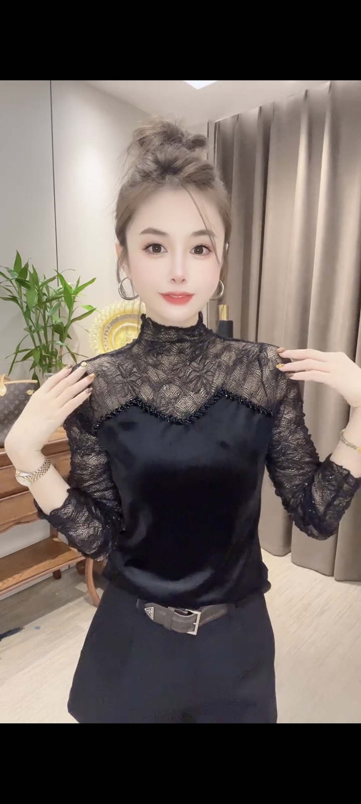黑色蕾丝拼接丝绒半高领打底衫