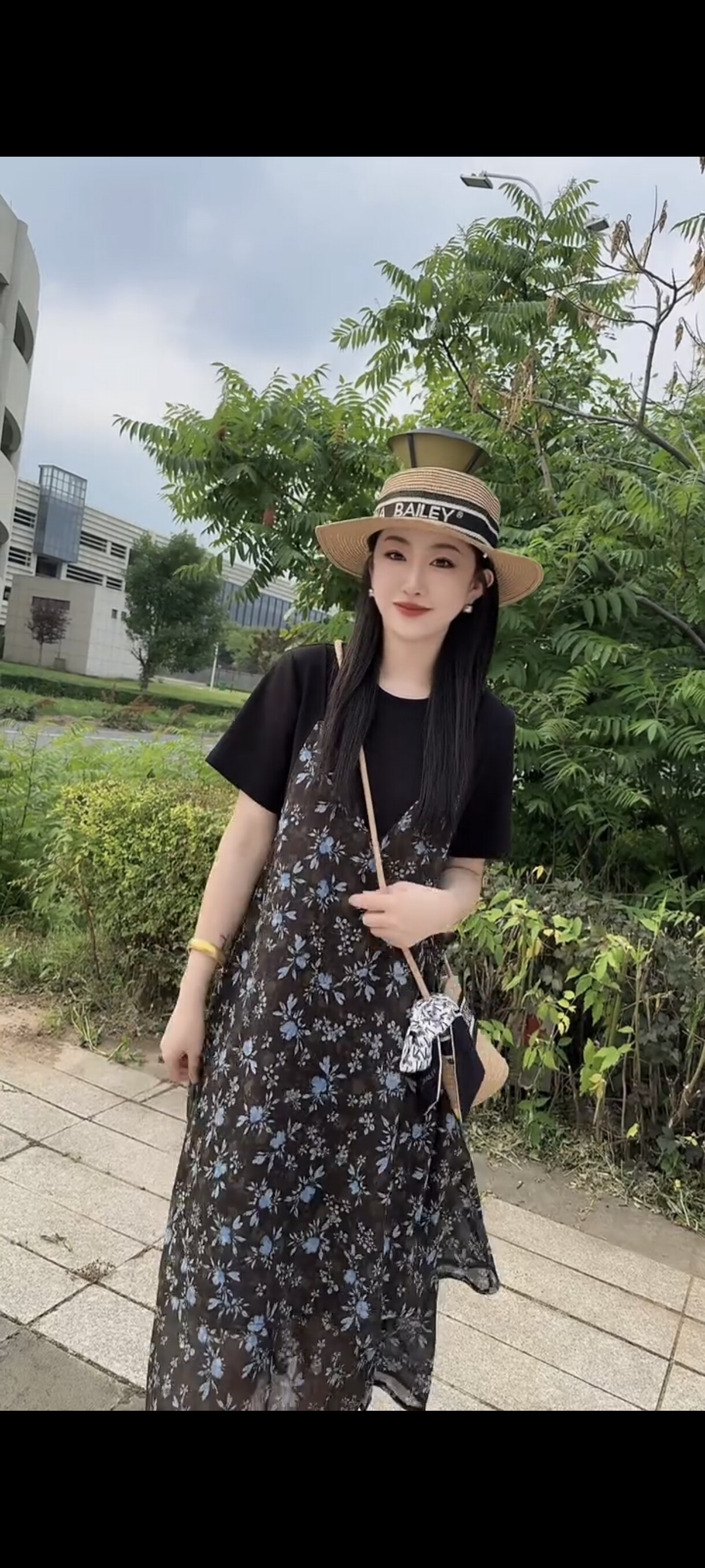 法式假两件吊带碎花连衣裙女2026夏季新款显瘦减龄度假风黑色长裙