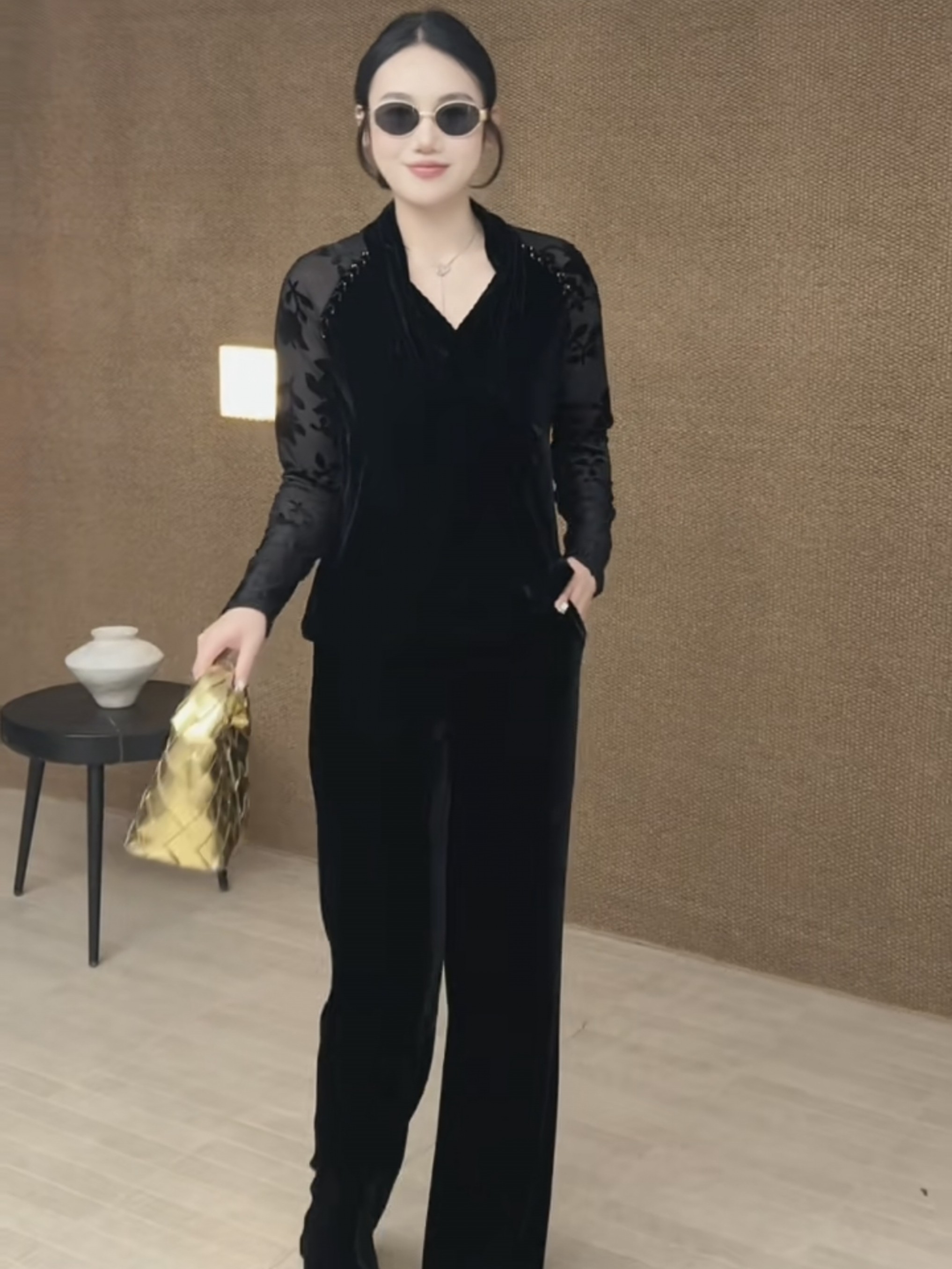 黑色植绒网纱钉珠拼接打底衫女秋高级感修身显瘦外穿V领丝绒上衣
