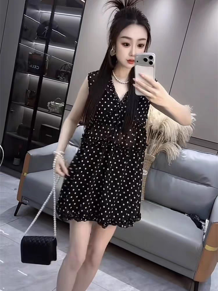 法式度假风V领波点气质无袖背心上衣女高腰短裤洋气减龄时尚套装