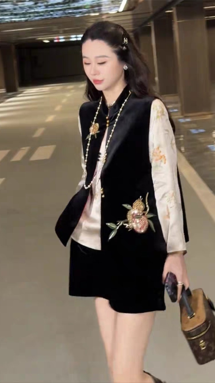 2026春秋款新中式丝绒气质套装女复古重工钉珠马甲打底衫短裤三件