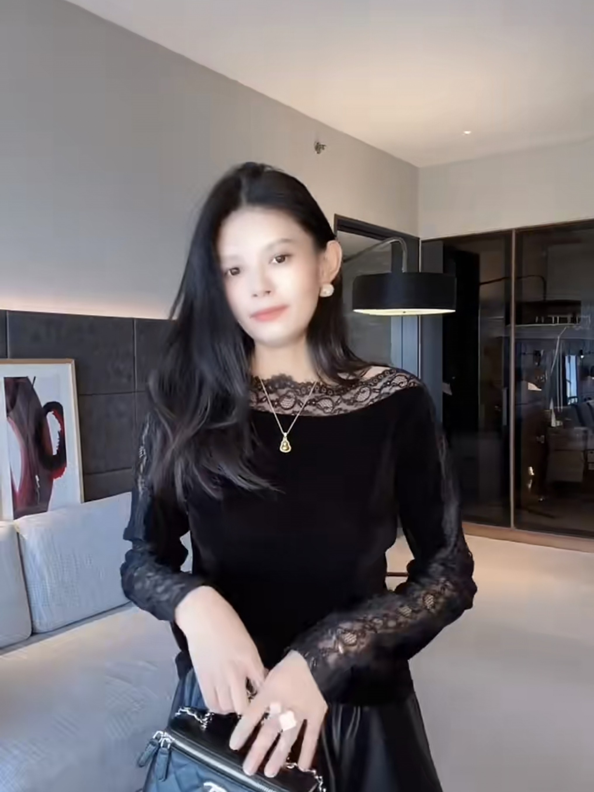法式高级感气质T恤女2026秋新款镂空蕾丝一字领拼接丝绒小衫上衣