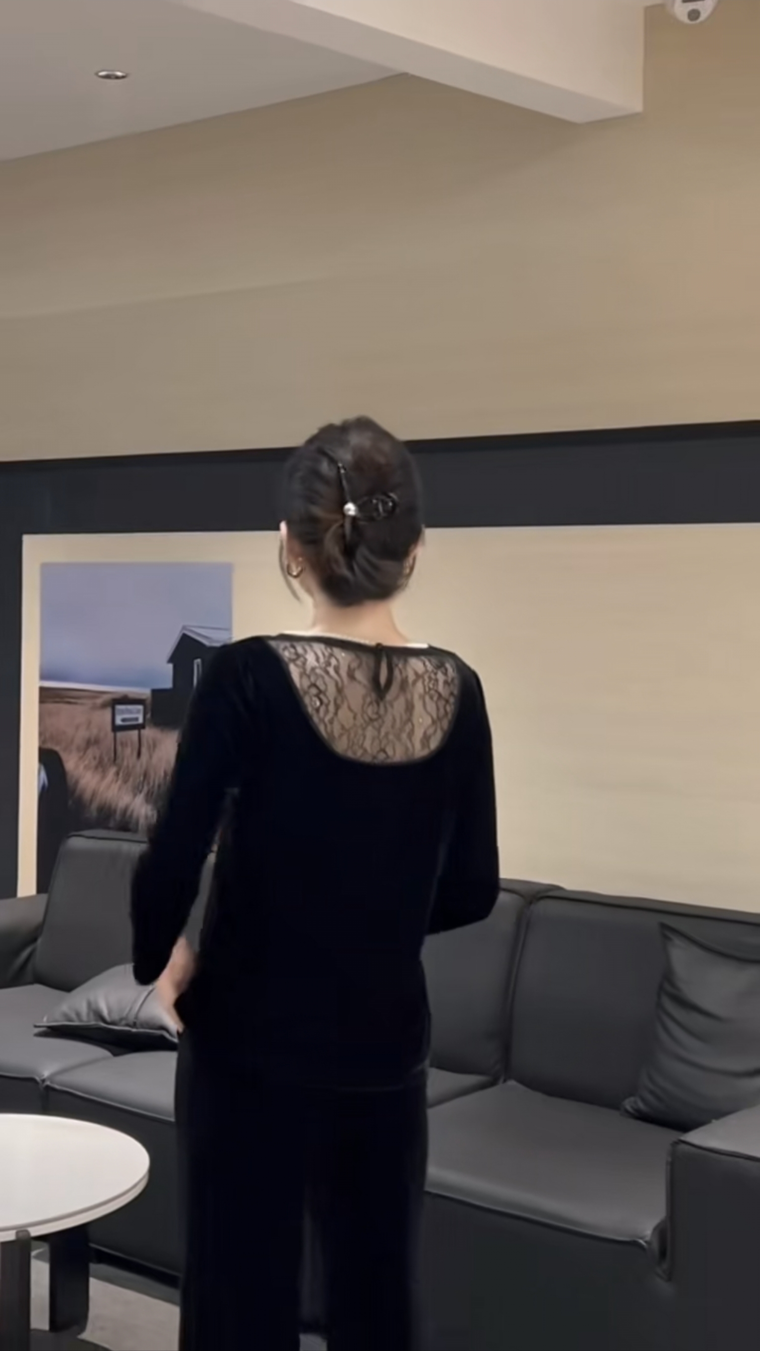 圆领长袖金丝绒T恤衫女设计感蕾丝美背打底衫钉珠法式黑色上衣