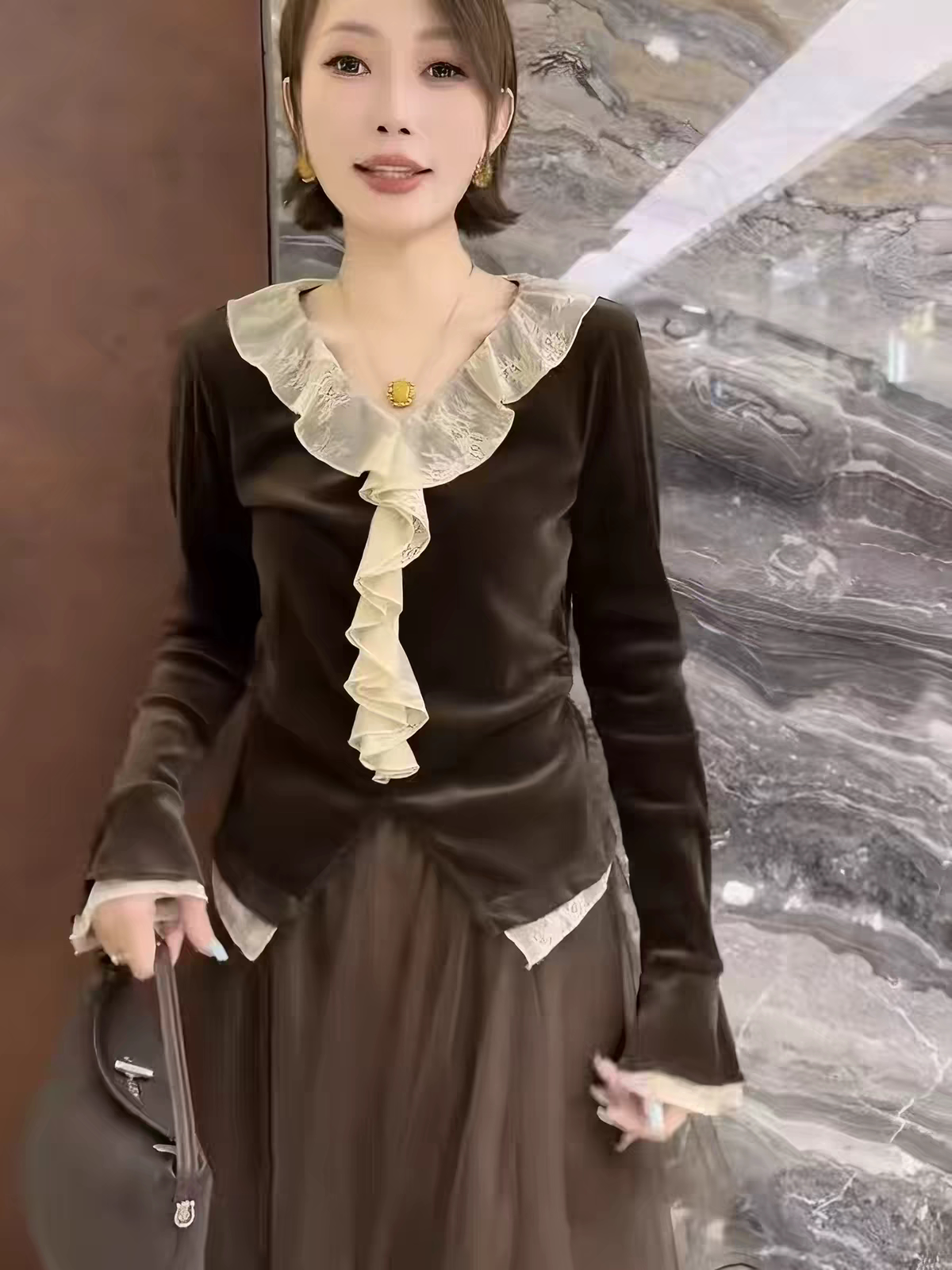 法式撞色长袖V领丝绒衬衫女2026年秋新款蕾丝何叶边显瘦别致上衣
