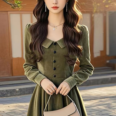 2024秋季新款气质名媛富家千金高级感穿搭墨绿色翻领丝绒连衣裙子