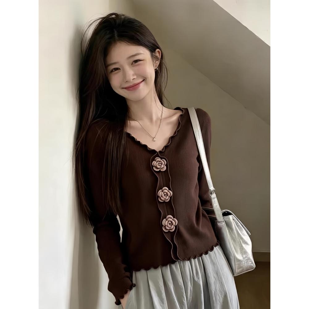 2026秋季咖色v领长袖针织衫女高级感立体花朵设计感显瘦打底上衣