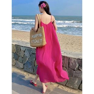 超好看玫红色吊带连衣裙多巴胺海边穿搭度假百褶长裙沙滩裙女超仙