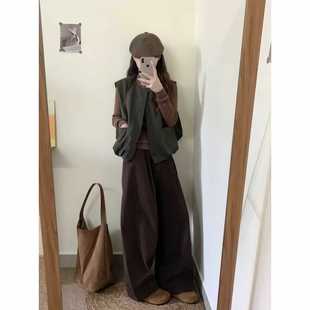 秋日ootd穿搭一整套新款小个子休闲复古秋装绿色马甲咖色裤子套装