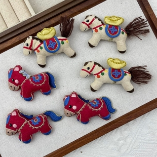 可爱新年红色小马生肖胸针女新款布艺毛衣配饰开运本命年胸花别针