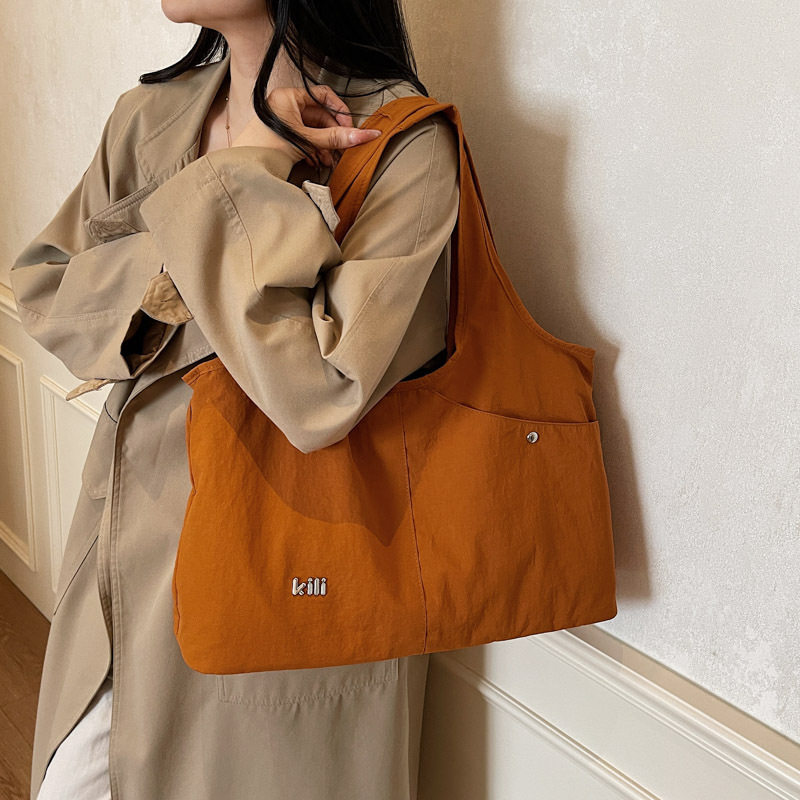 秋冬季新款高级感小众纯色简约手提斜挎包女轻便日常通勤托特包