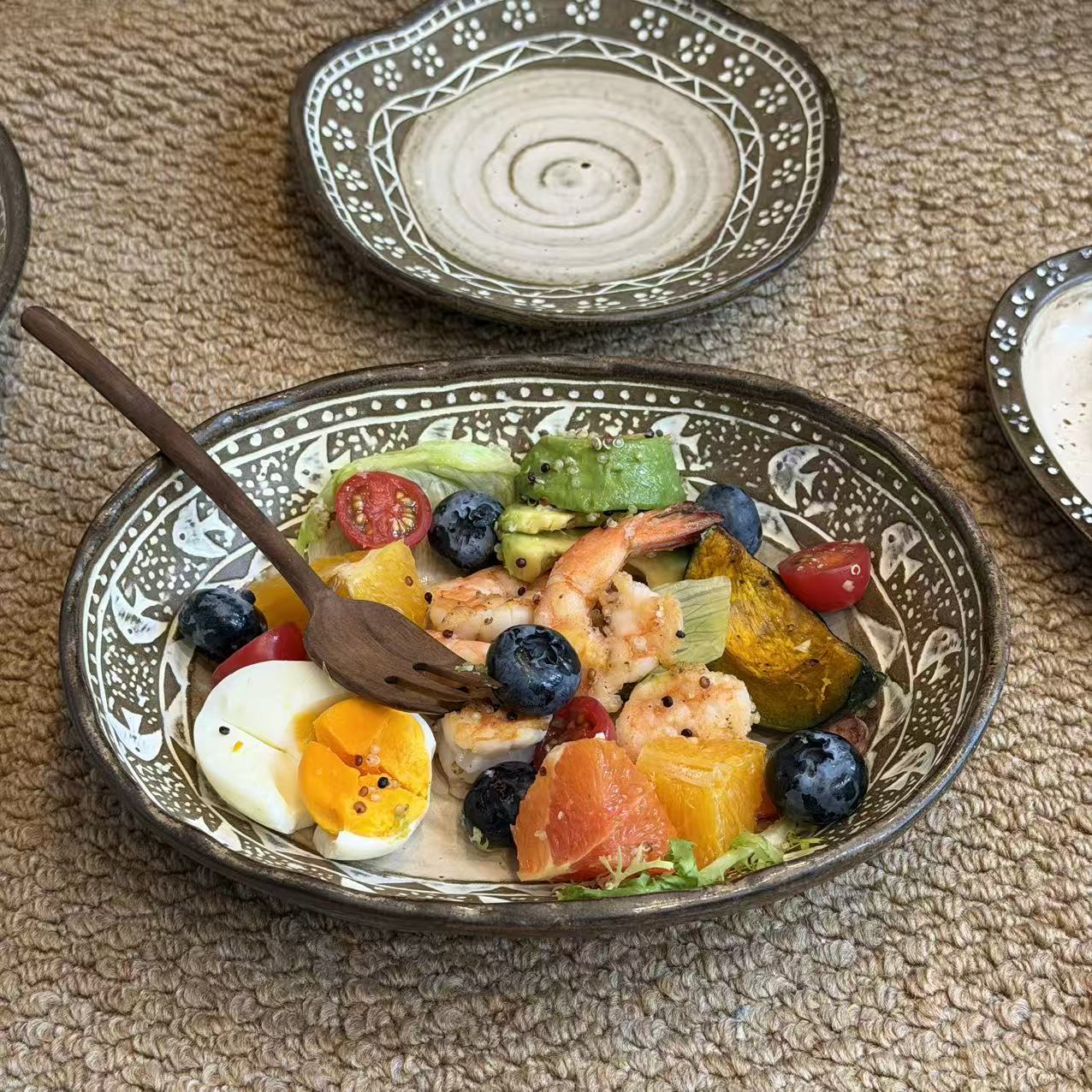 手工手绘鱼纹土陶盘复古粗陶椭圆盘家用菜盘日式窑变美食拍照瓷盘
