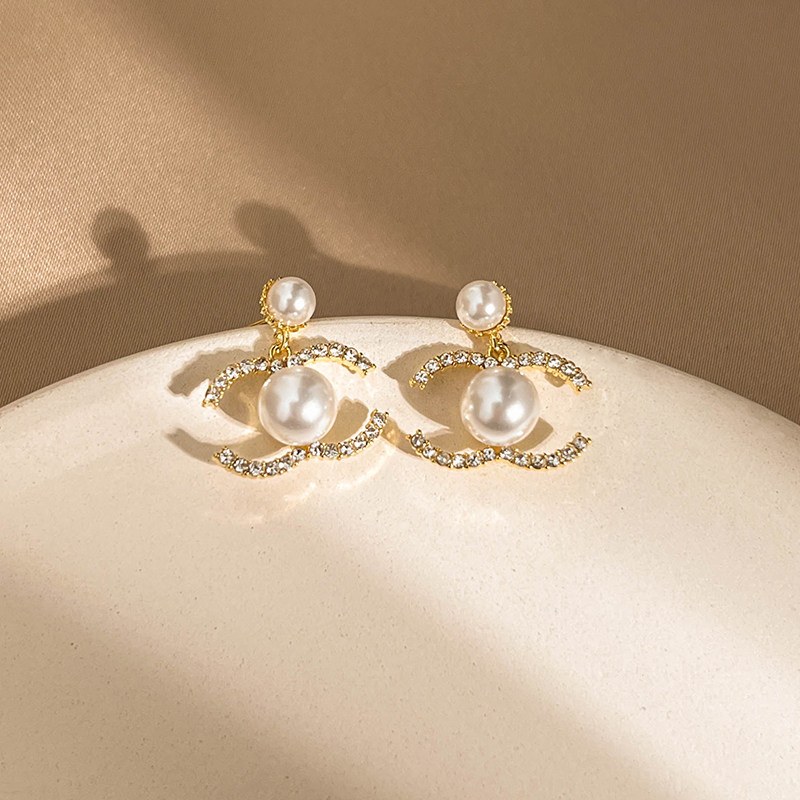 Chic 'Little Chanel' Style Pearl Ear Clips – Piercing-Free Elegance! - Product image 3