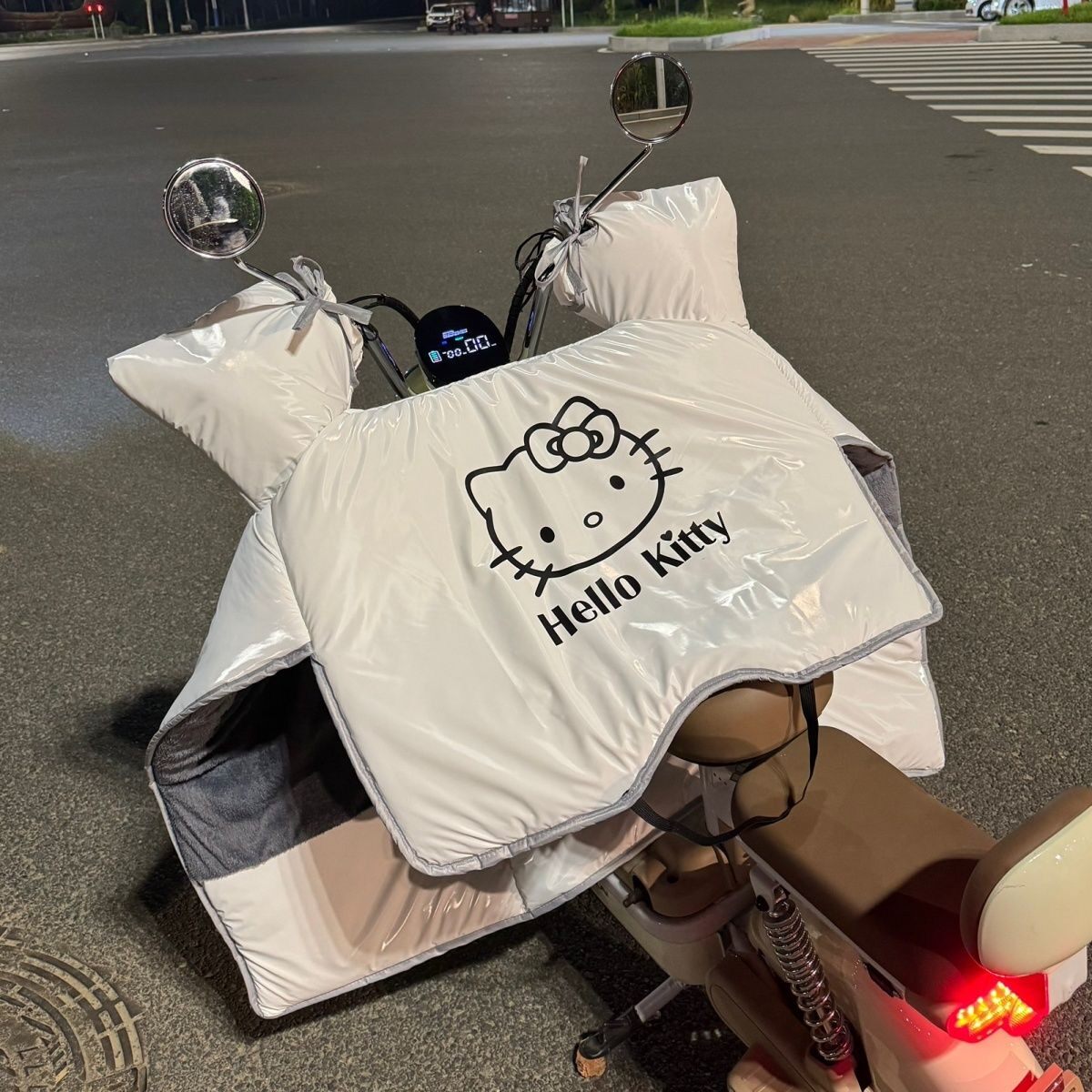 哈喽kitty电动车挡风被冬季加绒加厚保暖防水四季通用电瓶摩托车