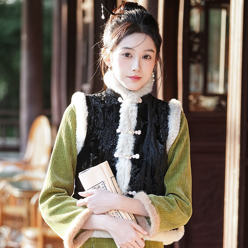 复古风无袖黑色马甲搭配