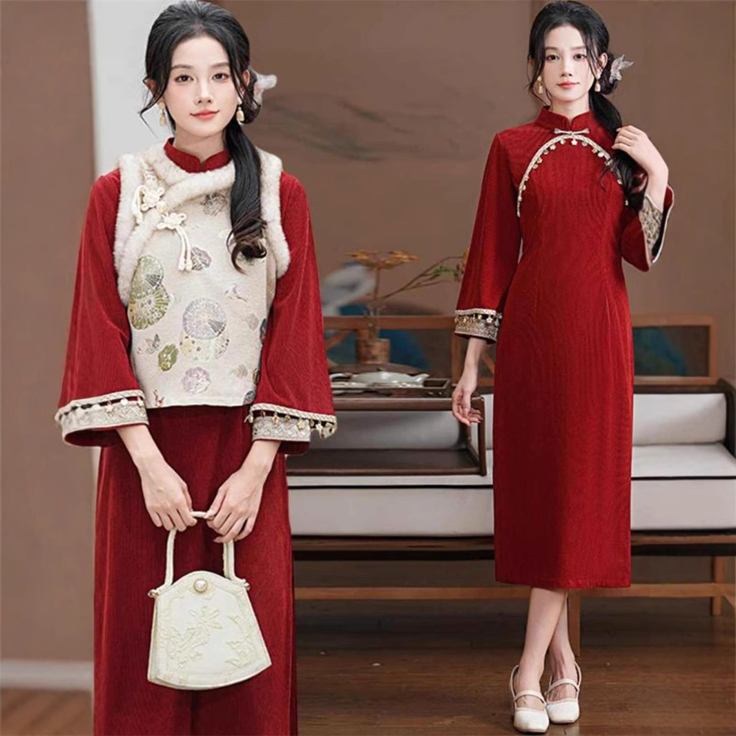 红色过年旗袍少女2024年