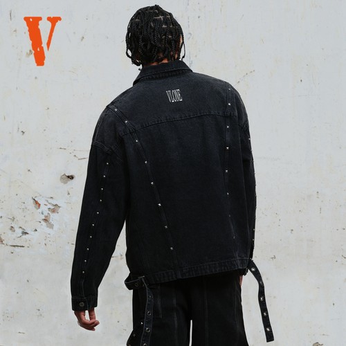 VLONE金属LOGO铭牌铆钉设计水洗做旧落肩款牛仔外套男女同款