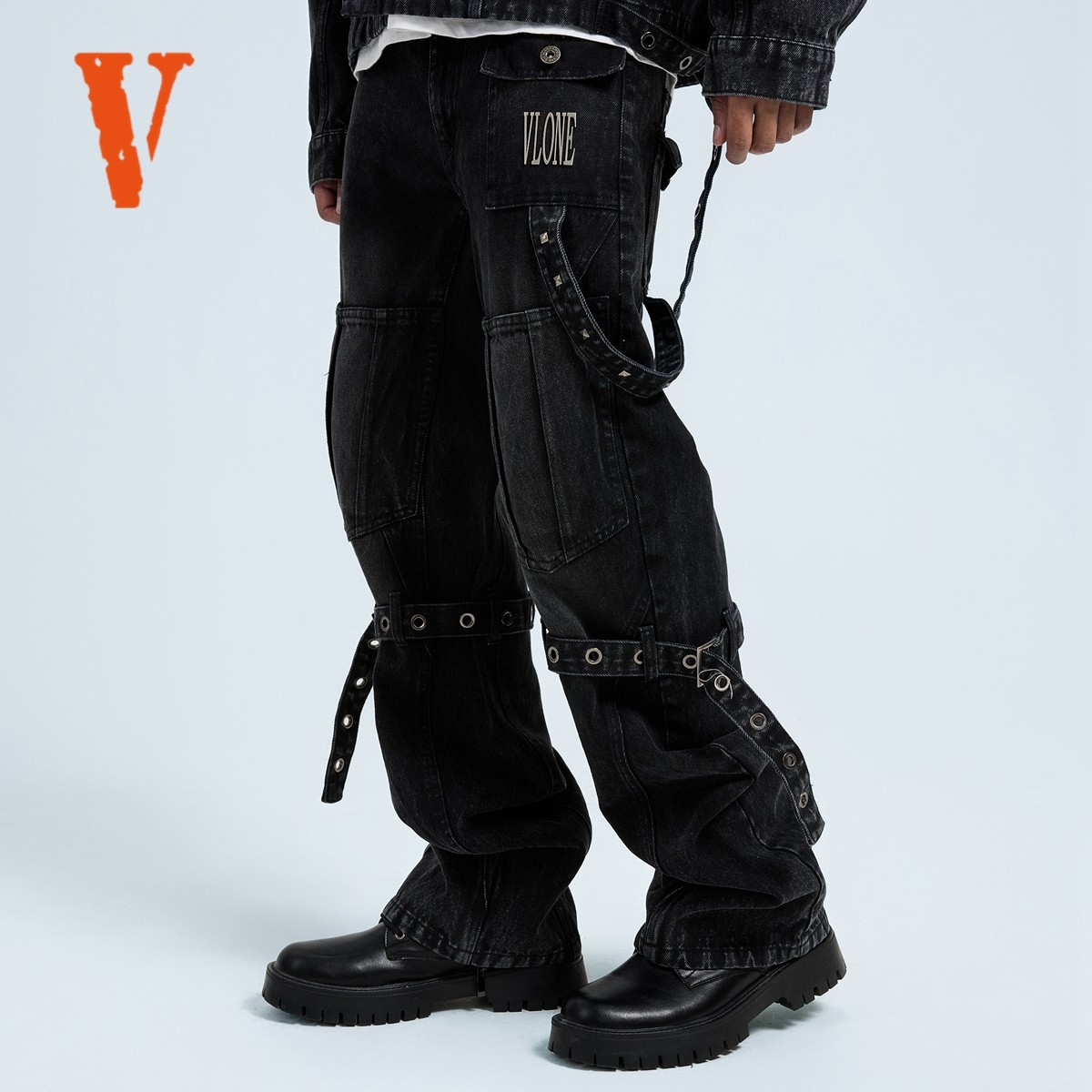 VLONE 金属LOGO铭牌铆钉设计水洗做旧结构感牛仔裤男女同款