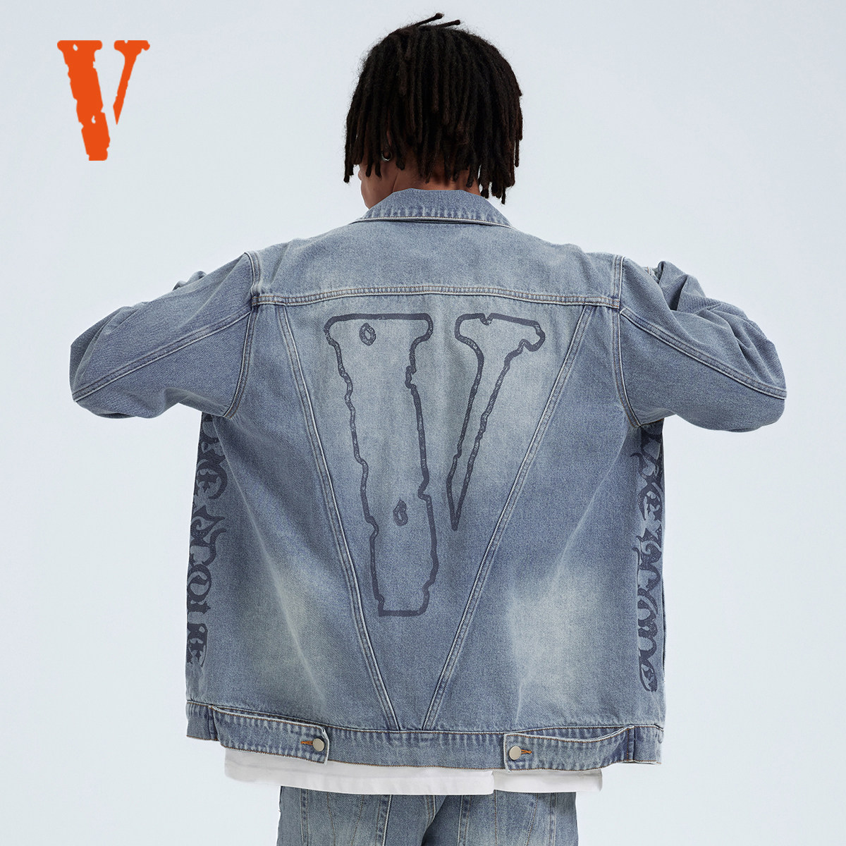 VLONE 25新品哥特风标语大LOGO印花立体剪裁做旧水洗休闲牛仔夹克