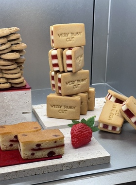 日本直邮满200包邮 VERY RUBY CUT 草莓夹心饼干 夏季易化不负责