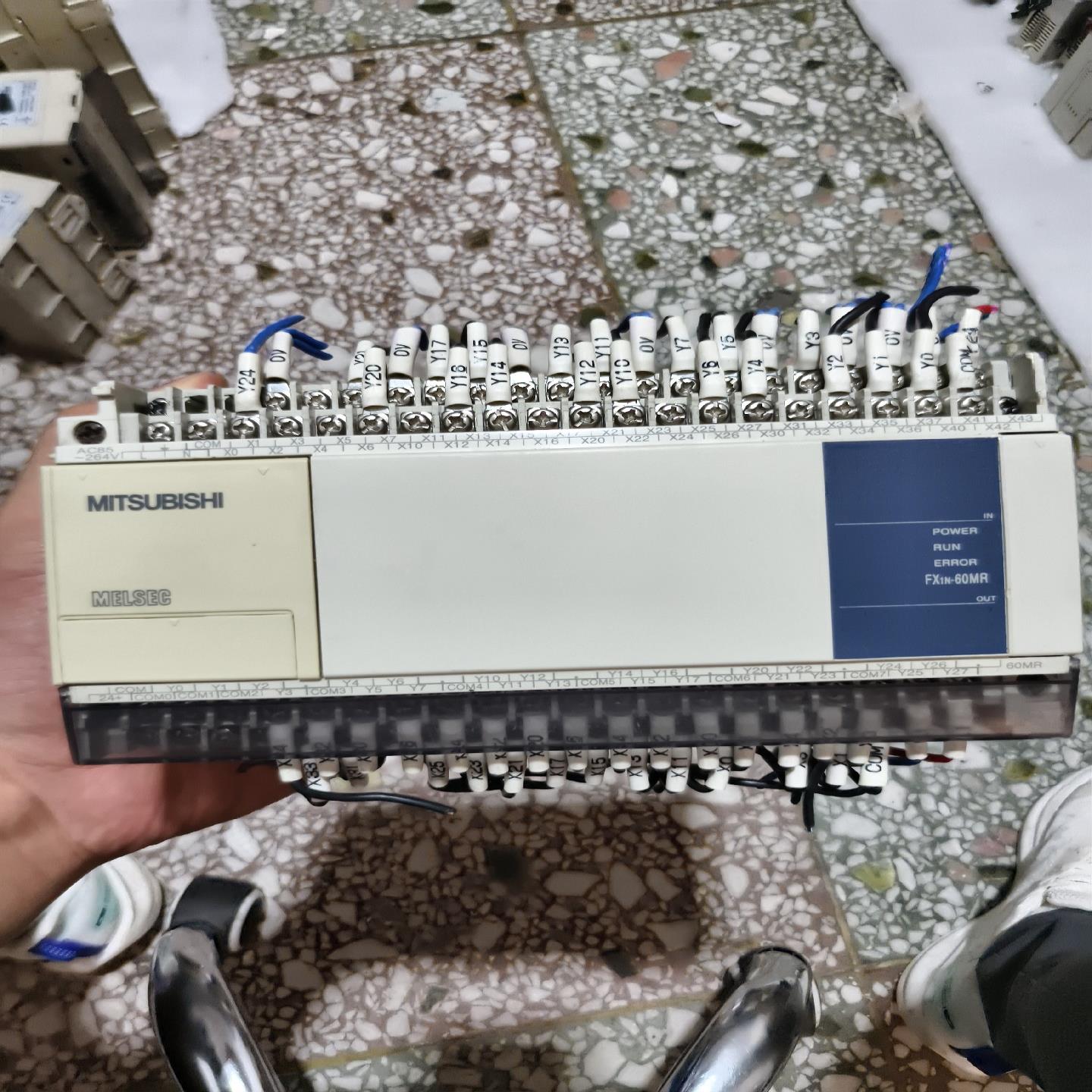 三菱FX1N-60MR，，成色如图，通电闪红灯，