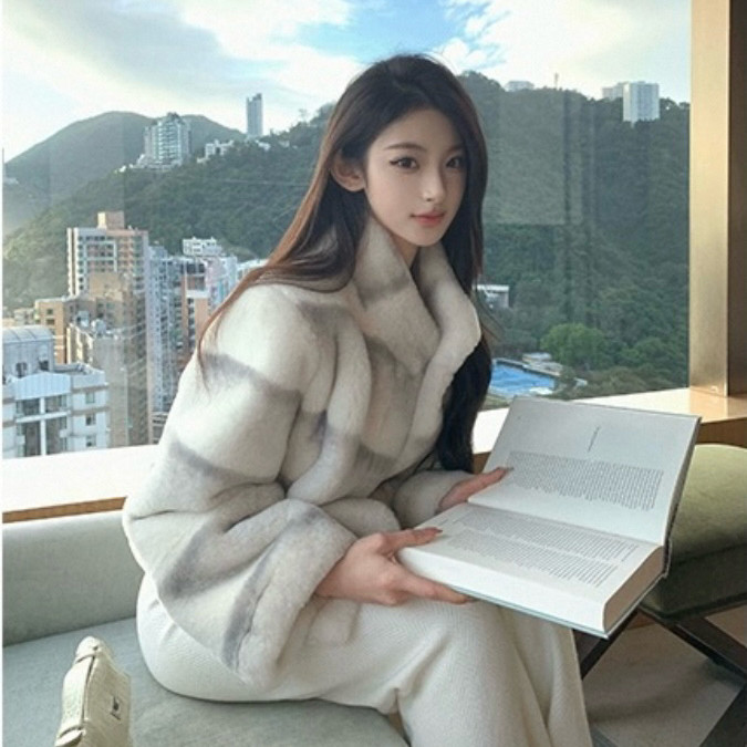 磬菲子人群柏林月光雪山晕染龙猫小女人仿貂绒拼色保暖短外套JM69