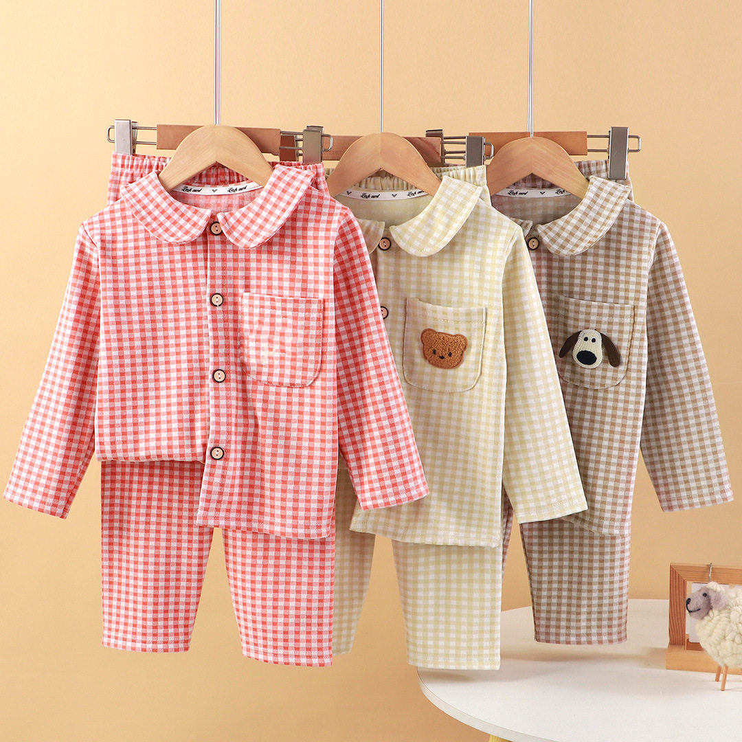 新款童装家居服套装儿童方格子暖绒翻领贴绣玩偶男童睡衣