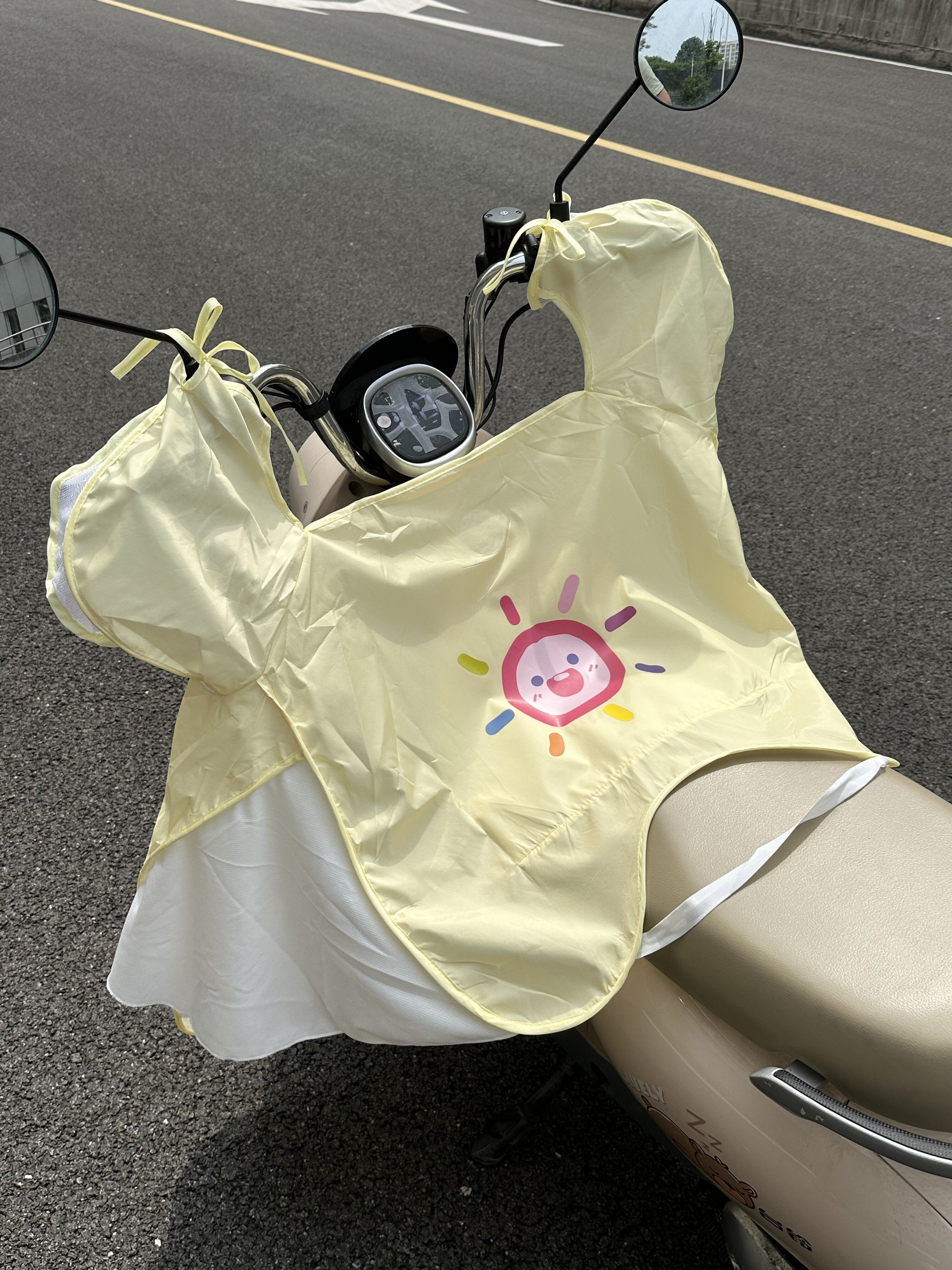 电动汽车挡风玻璃被子夏季薄防晒垫防水防紫外线灯和薄小电池挡风