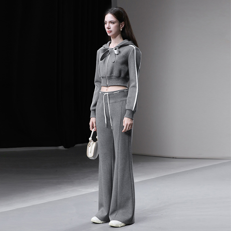 2025年冬季新款时尚休闲连帽短款宽松版卫衣+高腰长款喇叭裤套装