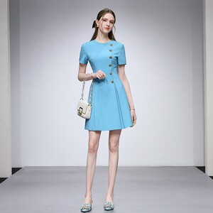 W夏季新款时尚气质蒂芙尼兰收腰修身纽扣装饰显瘦A摆连衣裙