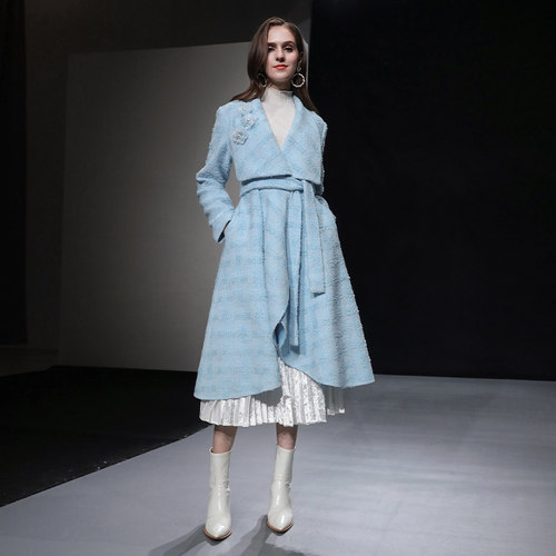 2025秋冬季新款时尚优雅大翻领不规则下摆立体花粗花呢大衣外套