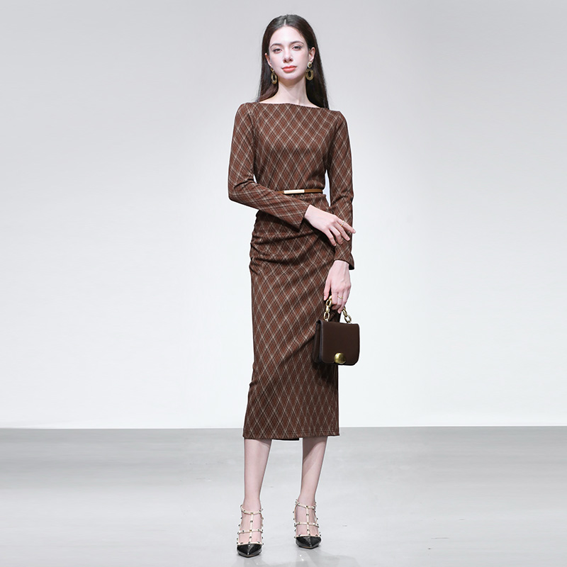 2025年冬季新款一字领长袖收腰铅笔型长款撞色格子连衣裙