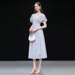 2026夏季新款时尚复古赫本风收腰大摆荷叶袖中长蓝色条纹连衣裙
