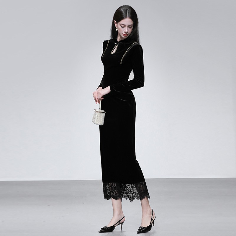 2025冬季新款新中式立领漏洞设计花边飞肩收腰直筒长款丝绒连衣裙
