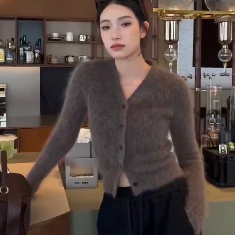 ELSISSI短款修身V领马海毛针织开衫女